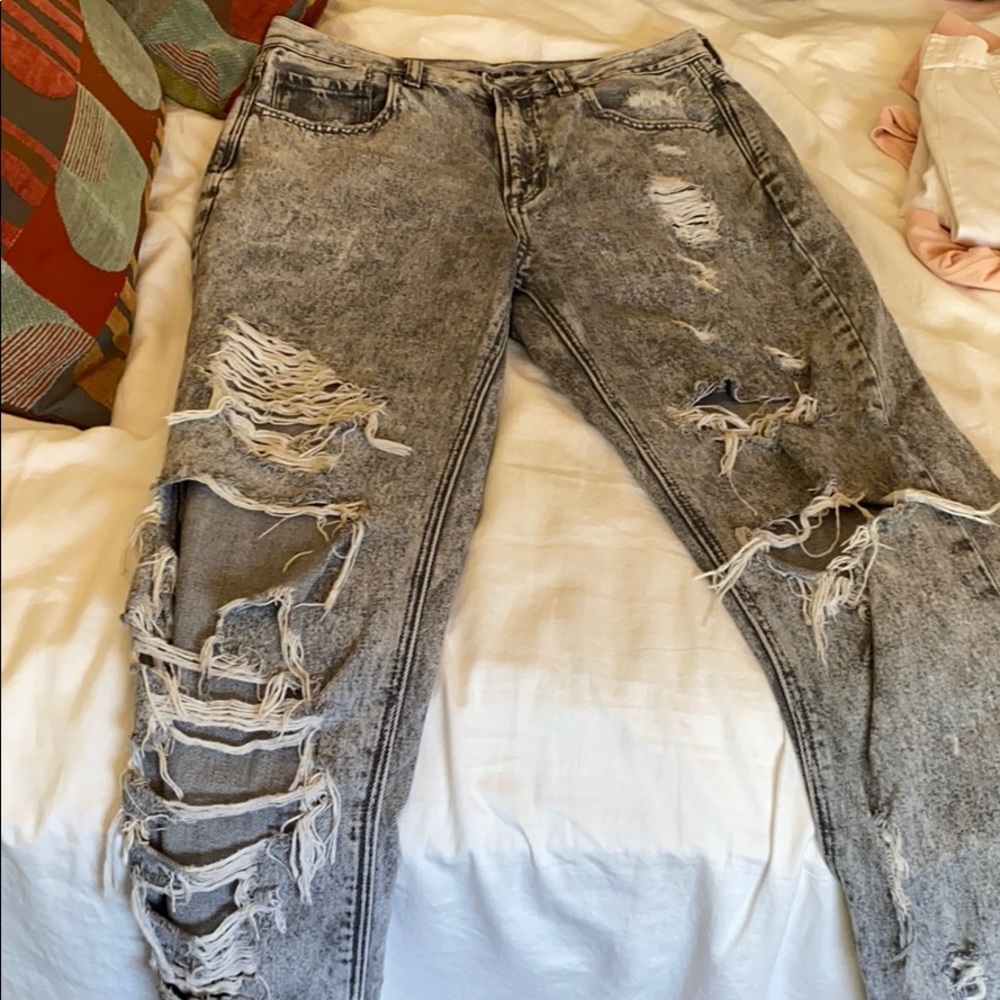 HIGH RISE RIPPED JEANS